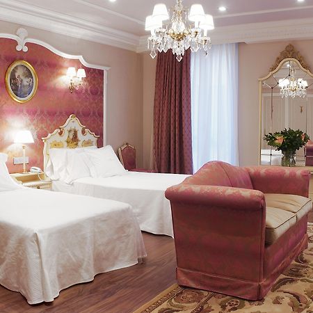 Gran Hotel La Perla Памплона Номер фото A room at the hotel