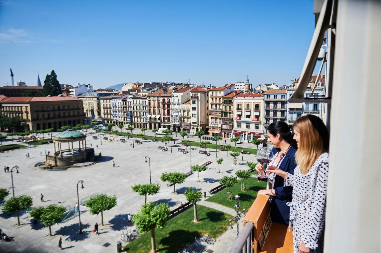 Gran Hotel La Perla Памплона Екстер'єр фото View of the central square of the city