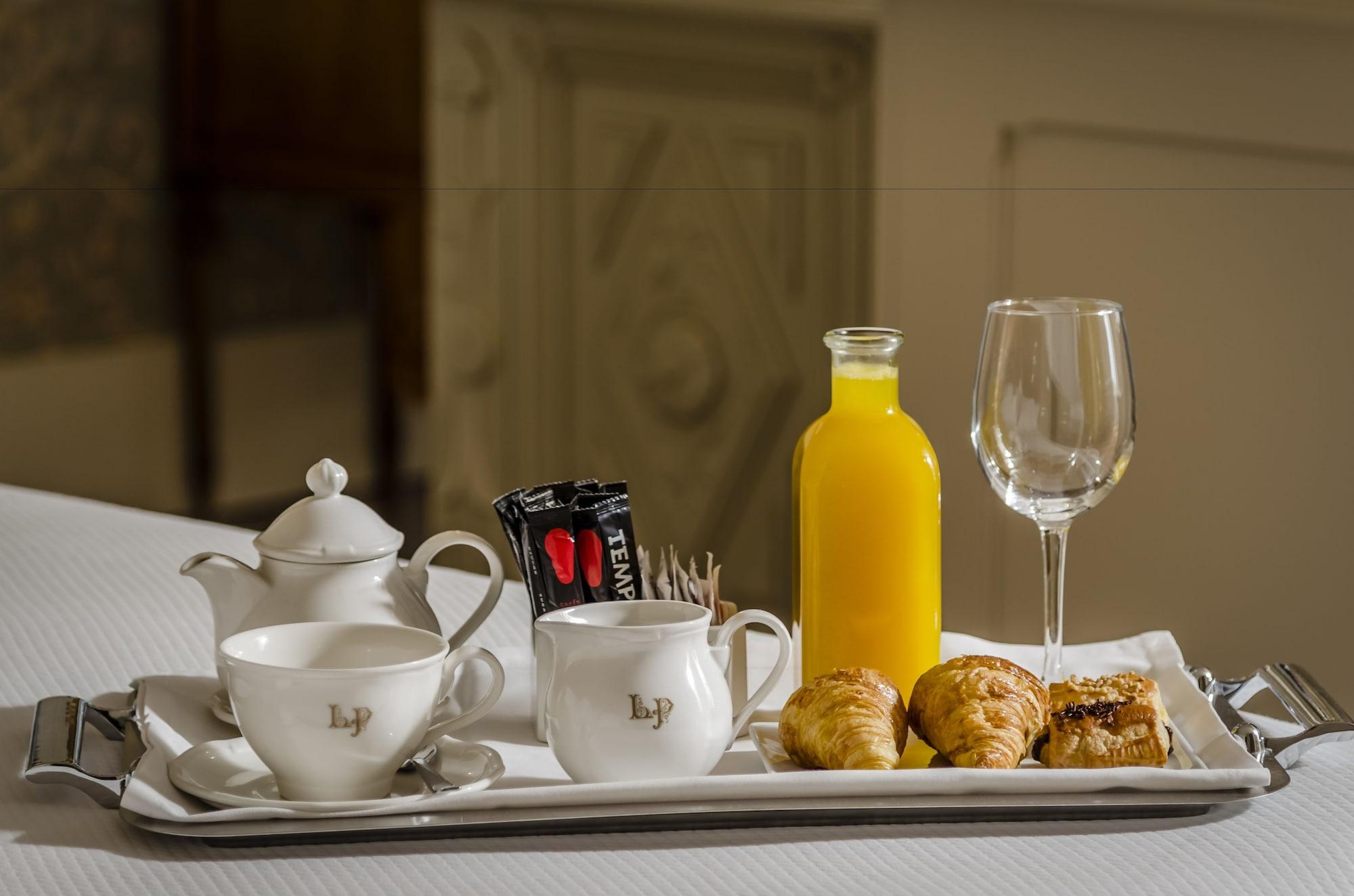 Gran Hotel La Perla Памплона Екстер'єр фото Room service tray