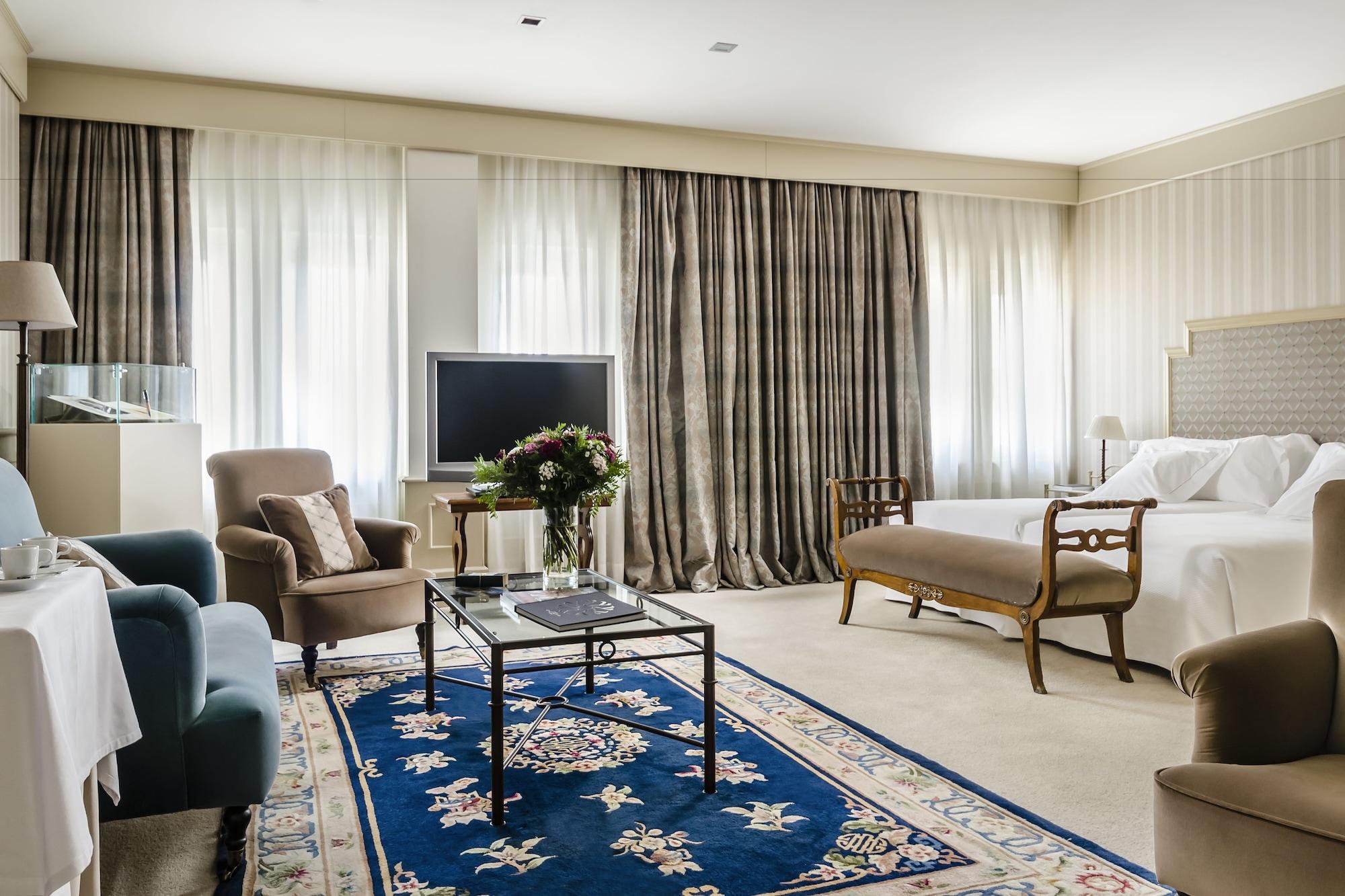 Gran Hotel La Perla Памплона Екстер'єр фото A suite at the hotel