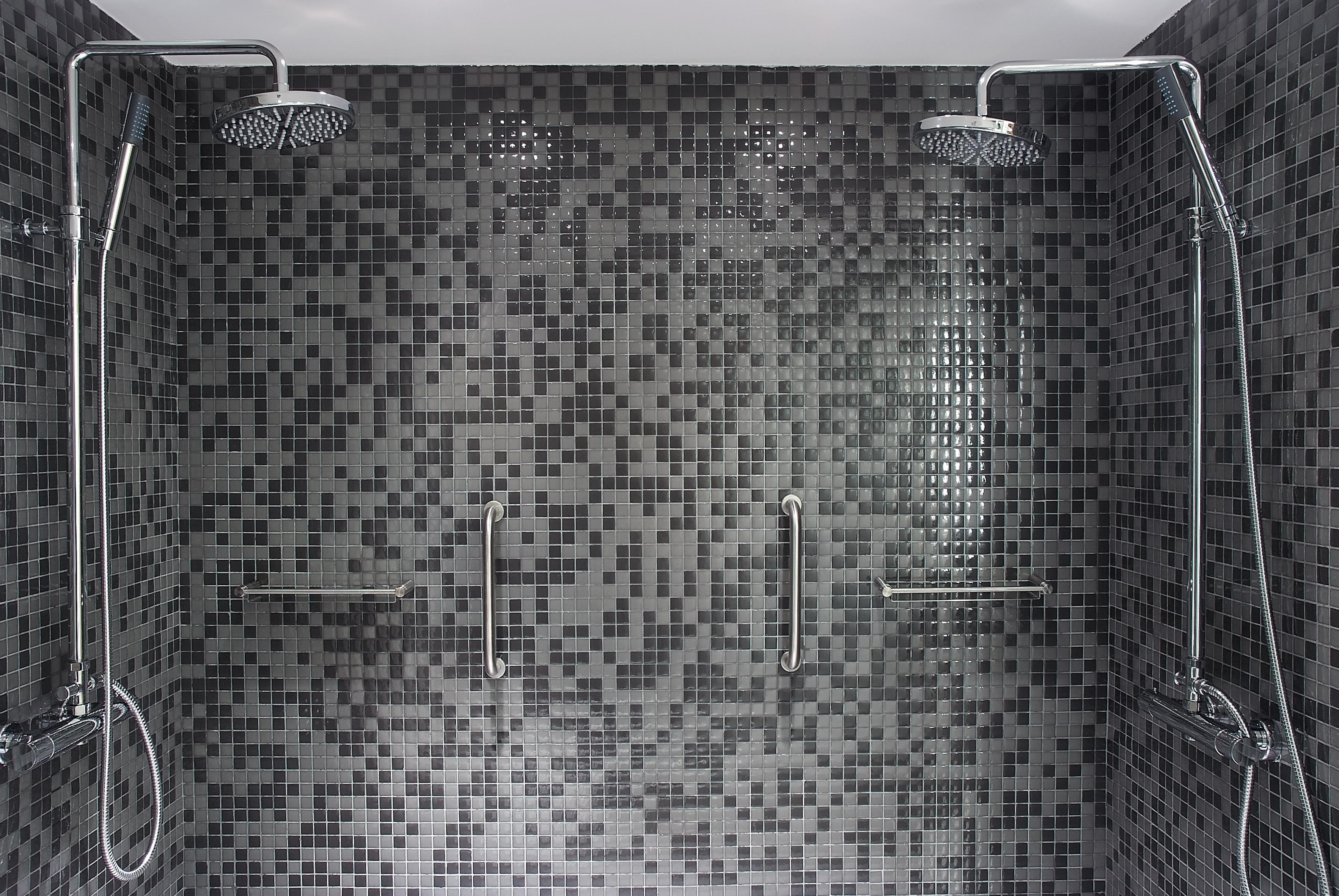 Gran Hotel La Perla Памплона Екстер'єр фото A shower with two shower heads