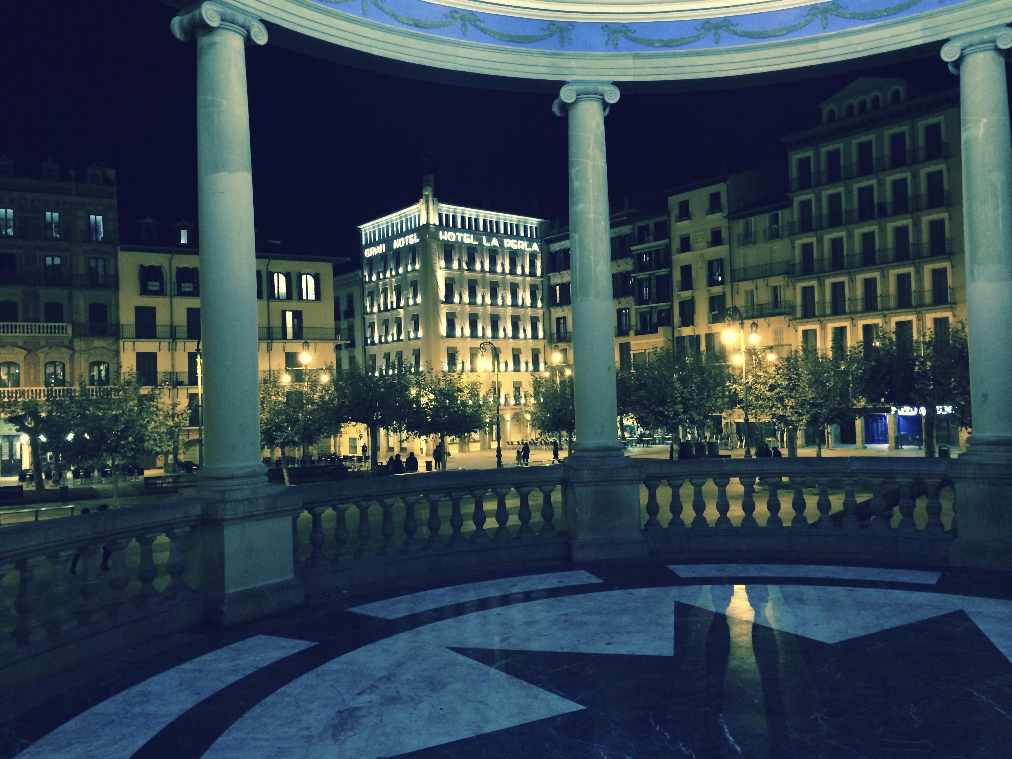 Gran Hotel La Perla Памплона Екстер'єр фото The square at night