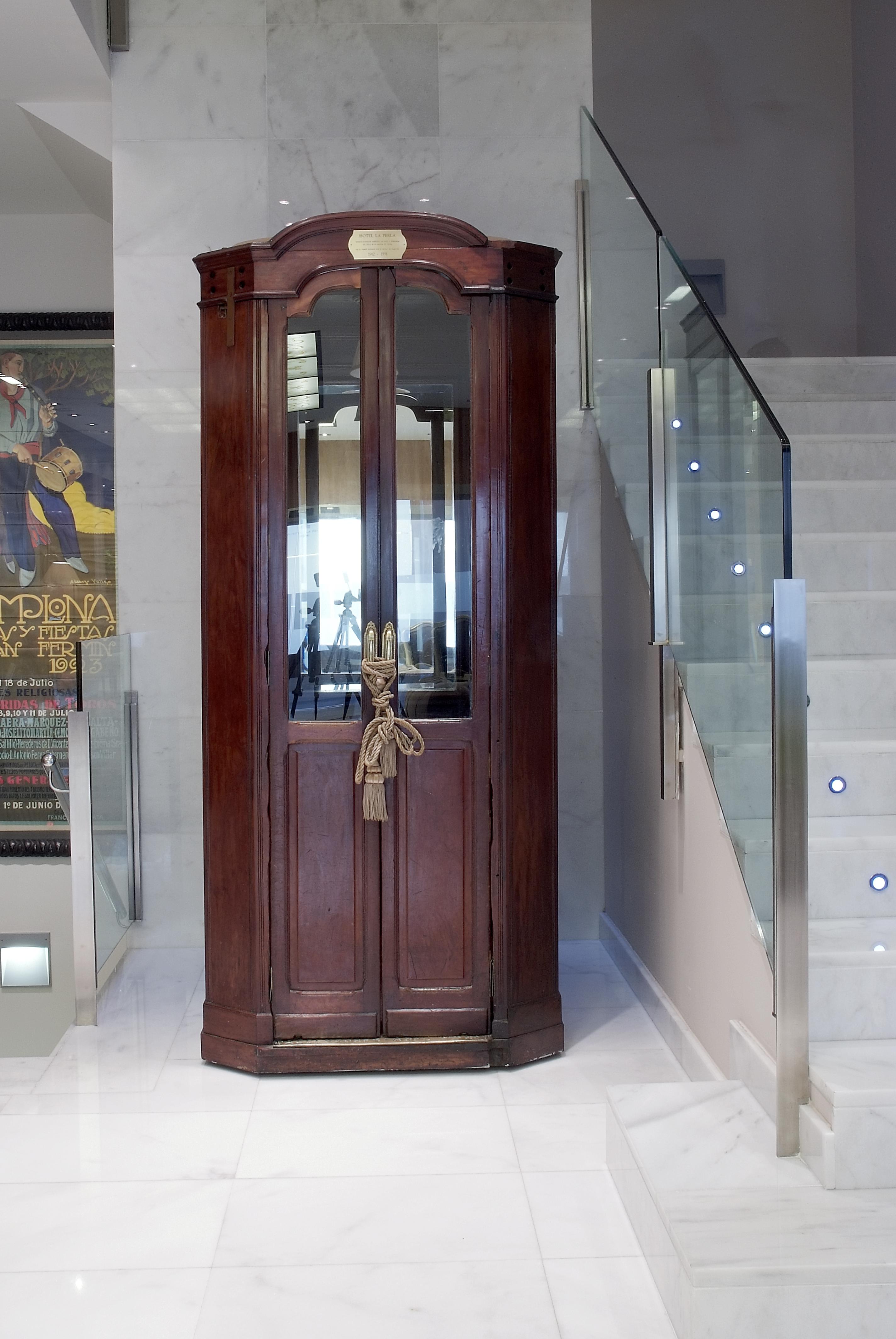 Gran Hotel La Perla Памплона Екстер'єр фото The door of the synagogue