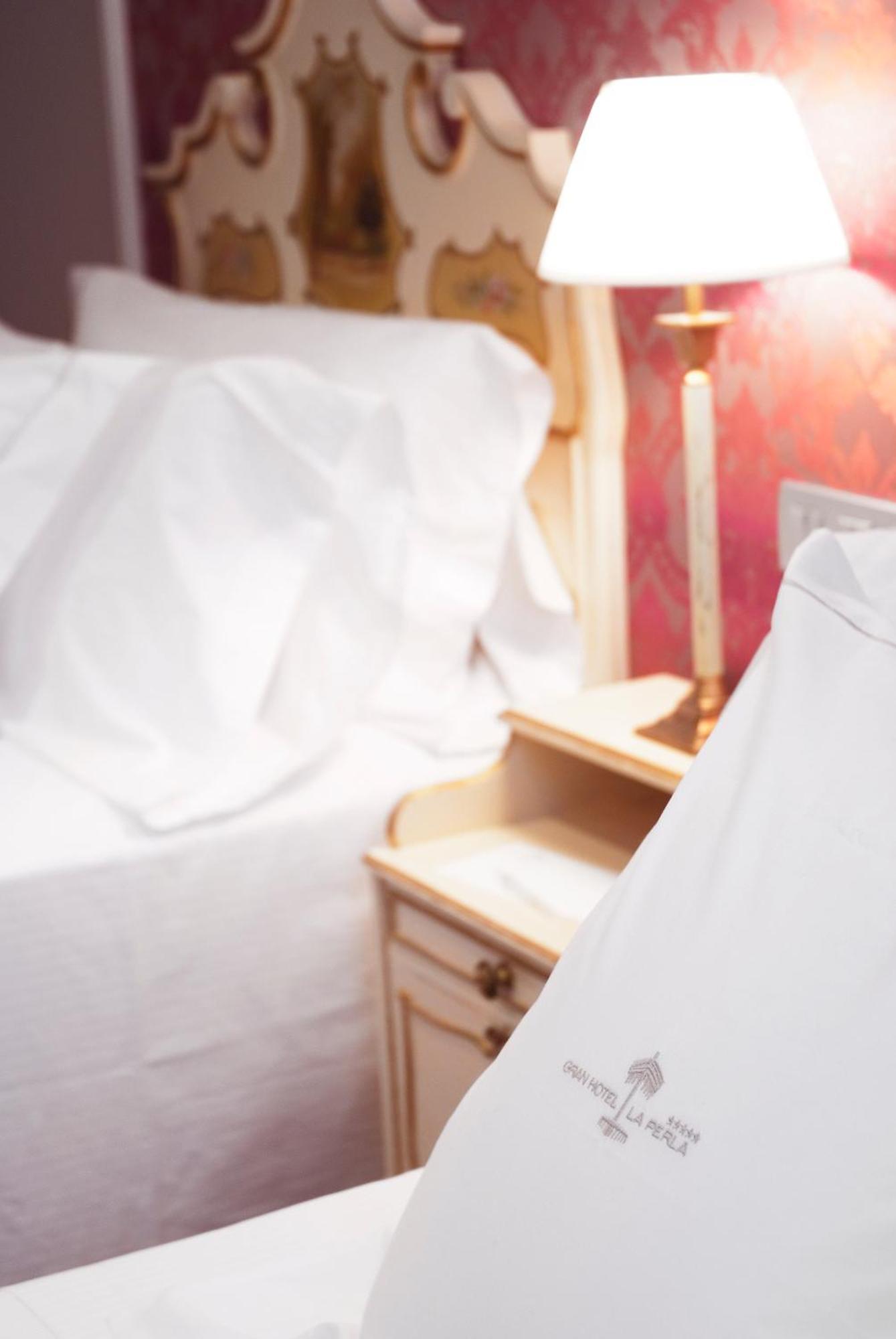 Gran Hotel La Perla Памплона Екстер'єр фото A white shirt
