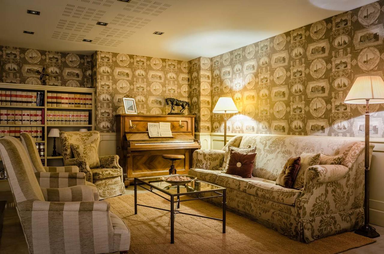 Gran Hotel La Perla Памплона Екстер'єр фото A room at the Château de Chaumont