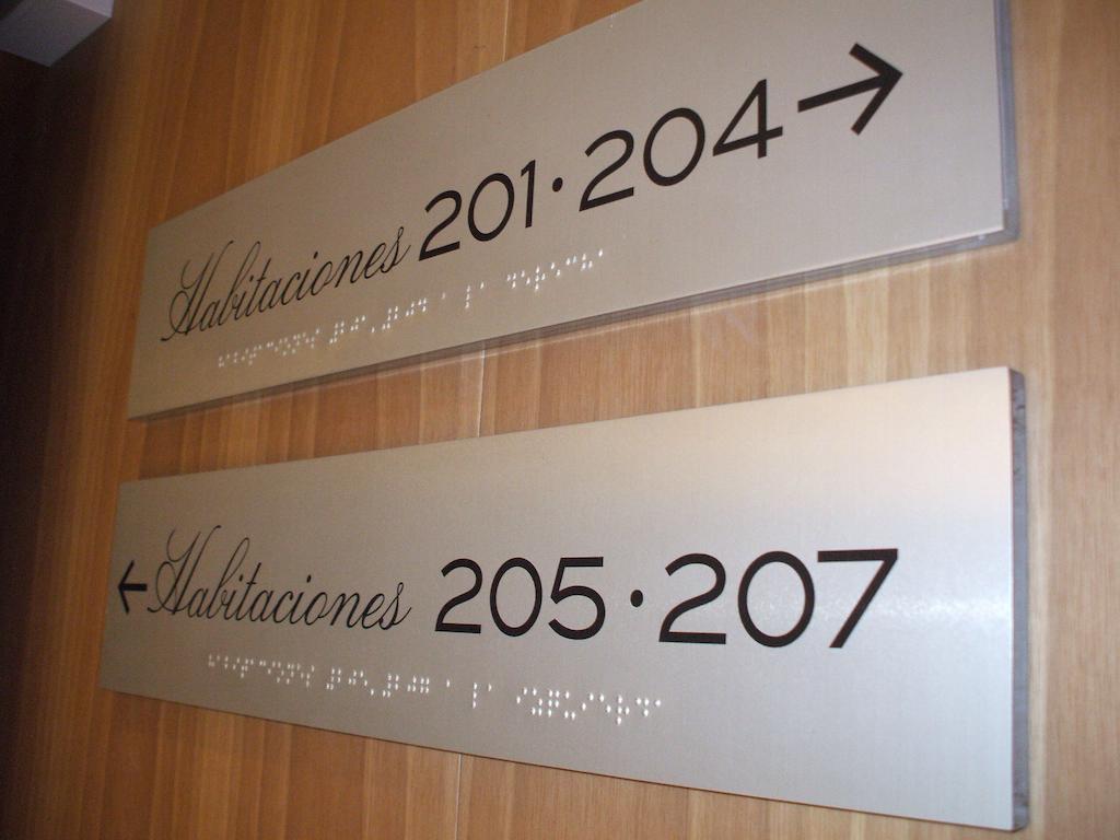 Gran Hotel La Perla Памплона Екстер'єр фото Braille signage